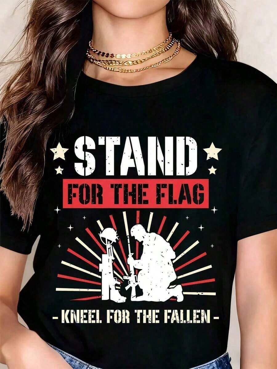 Short-Sleeve Black T-Shirt With A Tribute Design Of Standing, Kneeling, And Fallen Soldiers, For Memorial Day And Veterans Day Events. 100% Cotton. - 黑色 - 查看 1