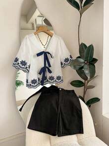 2026 Blusa casual de vacaciones con bordado floral y lazo en la espalda, blusa con bordado floral calada y lazo en la espalda de estilo francés, blusa de verano con mangas cortas, bordado en contraste y acabado, top azul y blanco, top de vacaciones, top bohemio, blusas elegantes para mujer, tops para damas de honor, top de fiesta - Azul y blanco - Ver 7