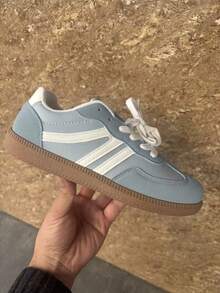 Zapatos casuales unisex, tallas 36-45, zapatos casuales para mujer y zapatos deportivos para hombre, zapatos planos con cordones de suela suave, zapatos cómodos y ligeros para hombre para uso diario, zapatos de entrenamiento alemanes de corte bajo para mujer en tallas grandes, nuevos zapatos planos retro europeos y americanos con bloques de color para mujer al por mayor 2026. - Azul cielo 66 - Ver 13
