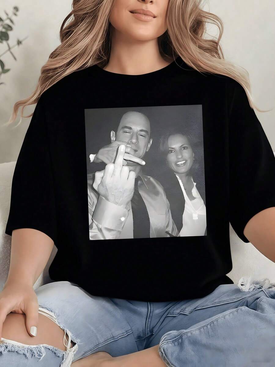 Black And White Portrait Reflecting A Rebellious And Modern Attitude With A Bold Gesture That Conveys Strength, Independence, And Urban Style. Women's Casual Short-Sleeved T-Shirt, Comfortable For Everyday Wear. - 黑色 - 查看 1