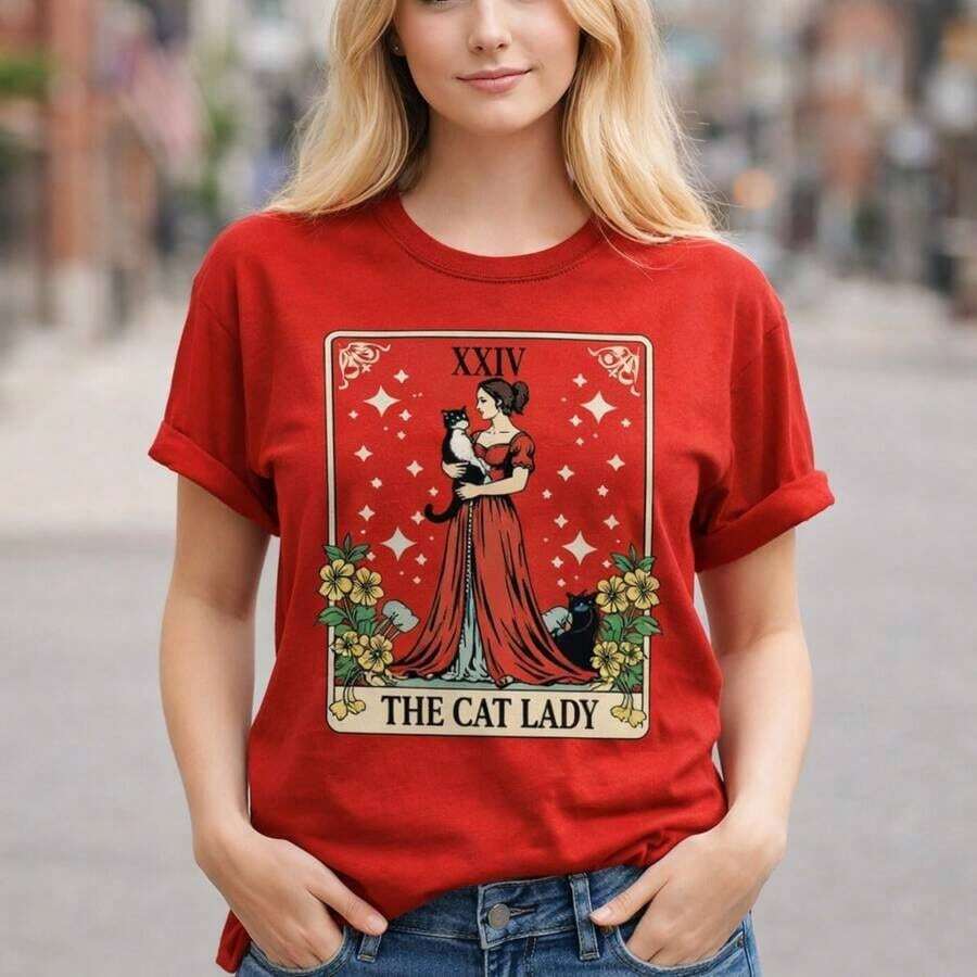 Women's Graphic Print Cotton T-Shirt, Tarot Card Design "The Cat Lady", Short Sleeve, Loose Fit, Casual Style, Available In Sizes S To 5XL, Soft And Breathable Cotton Fabric, Vintage Inspired Design, Ideal For Cat Lovers, Everyday Wear, Comfortable Oversized T-Shirt. - 紅色 - 查看 1