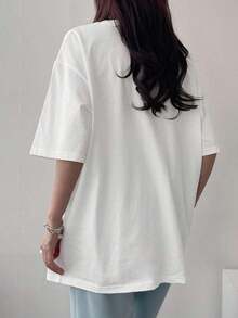 Minimalist. 100% Cotton. 1 Pack Women's Summer Loose-Fit T-Shirt With Cartoon Bear Print, Round Neck, And Dropped Shoulders. DON'T BE SHY, PLEASE MAKE ME FEEL LONDON. Cute Tops, Oversized Tees, Teacher Clothing. Summer Oversized Tee. - 白色 - 查看 5