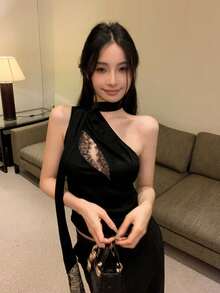 T-Shirt With One Shoulder Cutout, Graphic Print, Relaxed Fit, Soft Cotton Blend Material. - Black - View 3