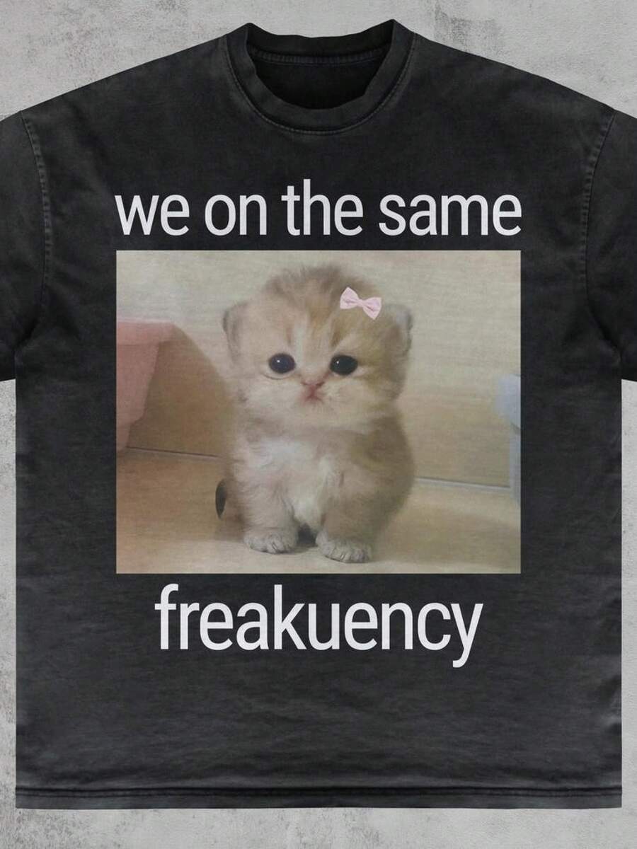 T-shirt med katt- och texten "Våra frekvenser är samma", original och rolig t-shirt i ren bomull med texten "Ah, min hjärna fungerar inte ordentligt." - Svart - Visa 1