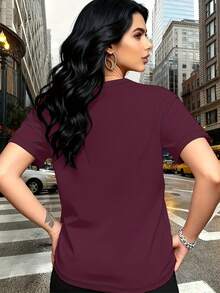 The Letter Prints With Visual Expressions Of Self-Motivation, Such As "Positive Mind," "Positive Life," And "Positive Vibes," Are Modern And Fashionable. This Simple And Versatile Women's Short-Sleeved T-Shirt With A Round Neck Is Suitable For Leisure, Travel, Vacations, And Other Activities. 2CBJ - 紫紅色 - 查看 3