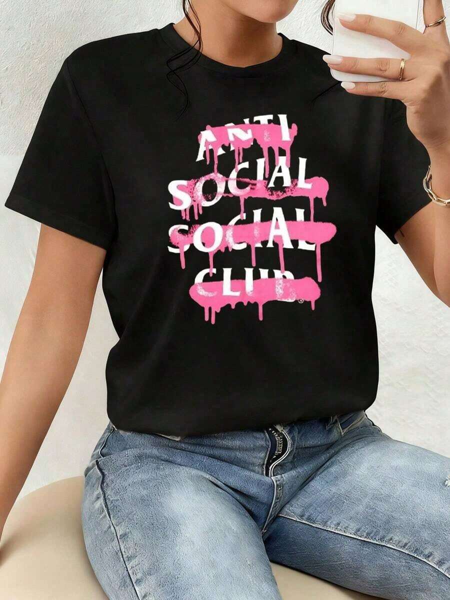 Art T-Shirt, Graphic With Lettering Expressing A Rebellious And Independent Attitude With A Pink Paint Effect Symbolizing Inner Strength And Freedom Of Thought In Contrast To The Conventional. Women's 100% Cotton T-Shirt, Comfortable And Modern For Everyday Wear - 黑色 - 查看 1