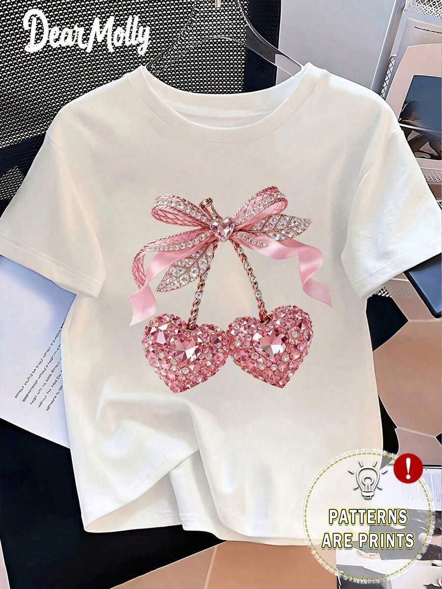 Camiseta de manga corta con estampado de cereza con rhinestones y brillo "LOVE MOLLY" para el Día de San Valentín, top de cuello redondo retro y divertido para el Día de San Valentín, regalo casual de uso diario para ella, blanco de verano - Blanco - Ver 1