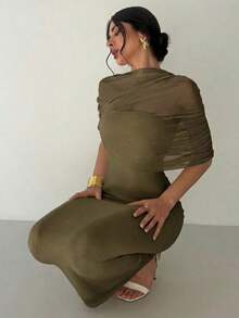 Vestido ajustado con cuello de volantes, cintura plisada y asimétrico en color amarillo sólido elegante y romántico, atuendo para playa, aeropuerto, vacaciones y maestras - Verde militar - Ver 6