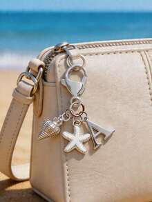 Chaveiro Boho Prateado com Inicial, Concha e Estrela-do-Mar, Chaveiro Personalizado com Letras de A a Z, Pingente para Bolsa com Estética de Férias na Praia, Joia Costeira para Bolsa, Mochila, Carteira e Chaves do Carro. Acessório Boho de Verão para Mulheres, Meninas e Amantes da Praia. Perfeito para Viagens, Férias, Uso Diário e Looks de Resort, Presente Ideal para o Verão de 2026, Aniversário, Formatura, Dia dos Namorados e Presentes de Amizade. - Multicolorido - Ver 1