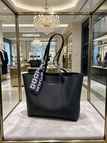 1件黑色與金色金屬扣圍巾托特包，奢華高端，Ins熱門風格，通勤優雅，小眾設計，百搭時尚，質感精緻，適合辦公室通勤、商務會議、購物商場、與朋友下午茶、晚宴派對、週末出遊、咖啡廳造訪、婚禮穿搭，都市時尚女性，肩背托特包，精細PU皮革，金屬扣，對比色圍巾，對比縫線 - 黑色 - 查看 10