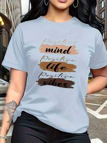 The Letter Prints With Visual Expressions Of Self-Motivation, Such As "Positive Mind," "Positive Life," And "Positive Vibes," Are Modern And Fashionable. This Simple And Versatile Women's Short-Sleeved T-Shirt With A Round Neck Is Suitable For Leisure, Travel, Vacations, And Other Activities. 2CBJ - 淺藍色 - 查看 2