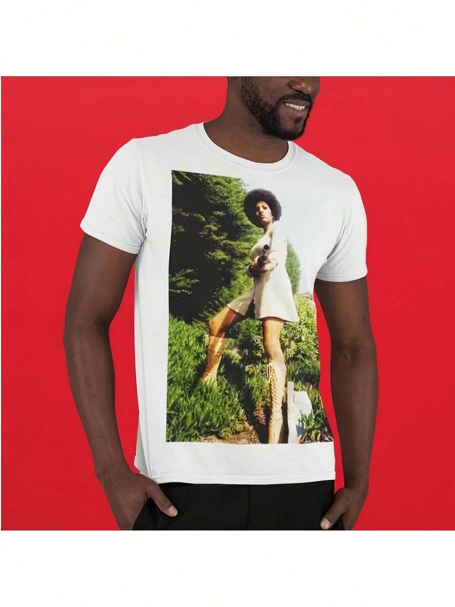 Compra una camiseta unisex de manga corta y cuello redondo de corte relajado con la imagen de Pam Grier, perfecta para ropa urbana de hip-hop, sesiones de gimnasio, conciertos y conjuntos familiares a juego como regalo para el Año Nuevo 2026. - Blanco - Ver 1