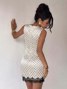 PariChic Vestido elegante y ajustado con pliegues y lunares, con dobladillo de encaje, sin mangas y cuello redondo, adecuado para ocasiones elegantes, citas y salidas. Vestido blanco para invitados de boda y fiestas. Vestido de moda con textura de satén - Blanco y Negro - Ver 2