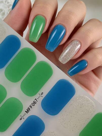 1 Tờ sticker dán móng tay tông xanh lục, thiết kế với màu xanh lam mờ, xanh lá cây tươi mát và kim tuyến bạc, sticker dán toàn bộ móng dễ dàng sử dụng, phù hợp cho sử dụng hàng ngày, đi nghỉ mát và những bộ trang phục sành điệu.
