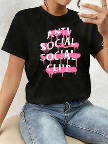 Art T-Shirt, Graphic With Lettering Expressing A Rebellious And Independent Attitude With A Pink Paint Effect Symbolizing Inner Strength And Freedom Of Thought In Contrast To The Conventional. Women's 100% Cotton T-Shirt, Comfortable And Modern For Everyday Wear - 黑色 - 查看 7
