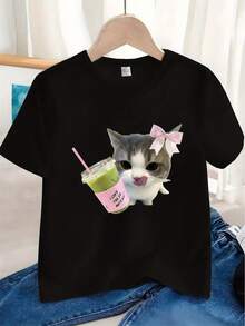A Cute Light Purple T-Shirt For Children Featuring A Kitten Drinking Milk Tea. Soft And Suitable For Everyday Summer Wear, This Shirt Is Perfect For Birthday Parties Or Casual Playtime And Is Easy To Care For. - 黑色 - 查看 7