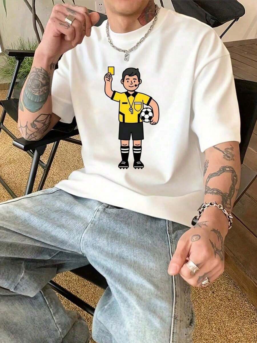 T-Shirt With A Print Of A Football Referee Holding A Yellow Card. Sporty And Energetic Design, Comfortable And Loose-Fitting. Perfect For Watching Matches, Hanging Out With Friends, Or Everyday Wear. A Casual And Versatile Short-Sleeved T-Shirt For Men, Ideal For Watching Football, As A Fun And Sporty Shirt. - 白色 - 查看 1