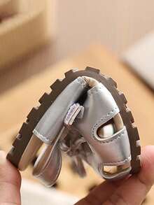 Giày sandal thêu hình trái tim cho bé gái, giày công chúa mềm chống trượt, giày tập đi lưới đính nơ cho trẻ nhỏ - Bạc - Xem 6