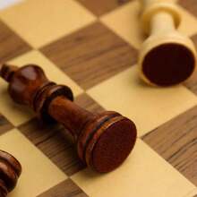 可折疊木製西洋棋組附收納盒，便攜式旅行桌遊，適合家庭聚會、居家娛樂、學校、辦公室、戶外露營，鍛鍊大腦、提升智力，耐用木製棋子，成人生日節日完美禮物，易於收納攜帶 - 彩色 - 查看 8