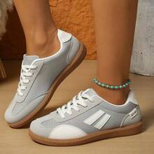 Zapatos casuales unisex, tallas 36-45, zapatos casuales para mujer y zapatos deportivos para hombre, zapatos planos con cordones de suela suave, zapatos cómodos y ligeros para hombre para uso diario, zapatos de entrenamiento alemanes de corte bajo para mujer en tallas grandes, nuevos zapatos planos retro europeos y americanos con bloques de color para mujer al por mayor 2026. - Gris B32 - Ver 13
