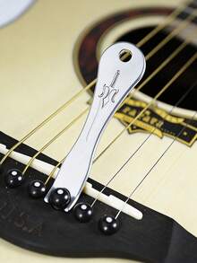 1 pieza Herramienta de enrollado de cuerdas de guitarra 3 en 1 de plata | Adecuada para guitarra acústica/folk | Diseño de cabeza de metal para un cambio de cuerdas, afinación y pulsación fáciles. Púa de metal para cuerdas de guitarra, extractor de cuerdas de ukelele - Multicolor - Ver 9