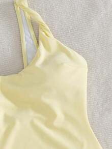 Bonvoyette Conjunto de traje de baño de 2 piezas con un bañador de un solo color con tirantes retorcidos y una falda plisada de gasa para vacaciones de primavera/verano - Amarillo claro - Ver 5