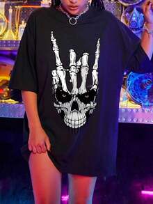 Women's Urban-Style T-Shirt With A Skull And Hands Graphic. This Comfortable And  Tee Features An Eye-Catching Design, Perfect For Parties And Casual Events. Available In One Size, Black, And Is A Fashionable Piece For Alternative Style Lovers. Ideal For Summer Outfits Or Nights Out With Music And Fun. - 黑色 - 查看 4