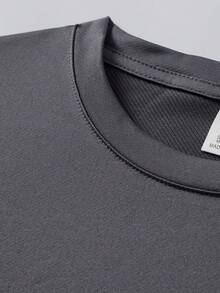 Camiseta de moda con estampado de retrato para hombre, camiseta deportiva casual, camisa negra de manga corta y corte holgado con retrato de personaje. - Gris Oscuro - Ver 4