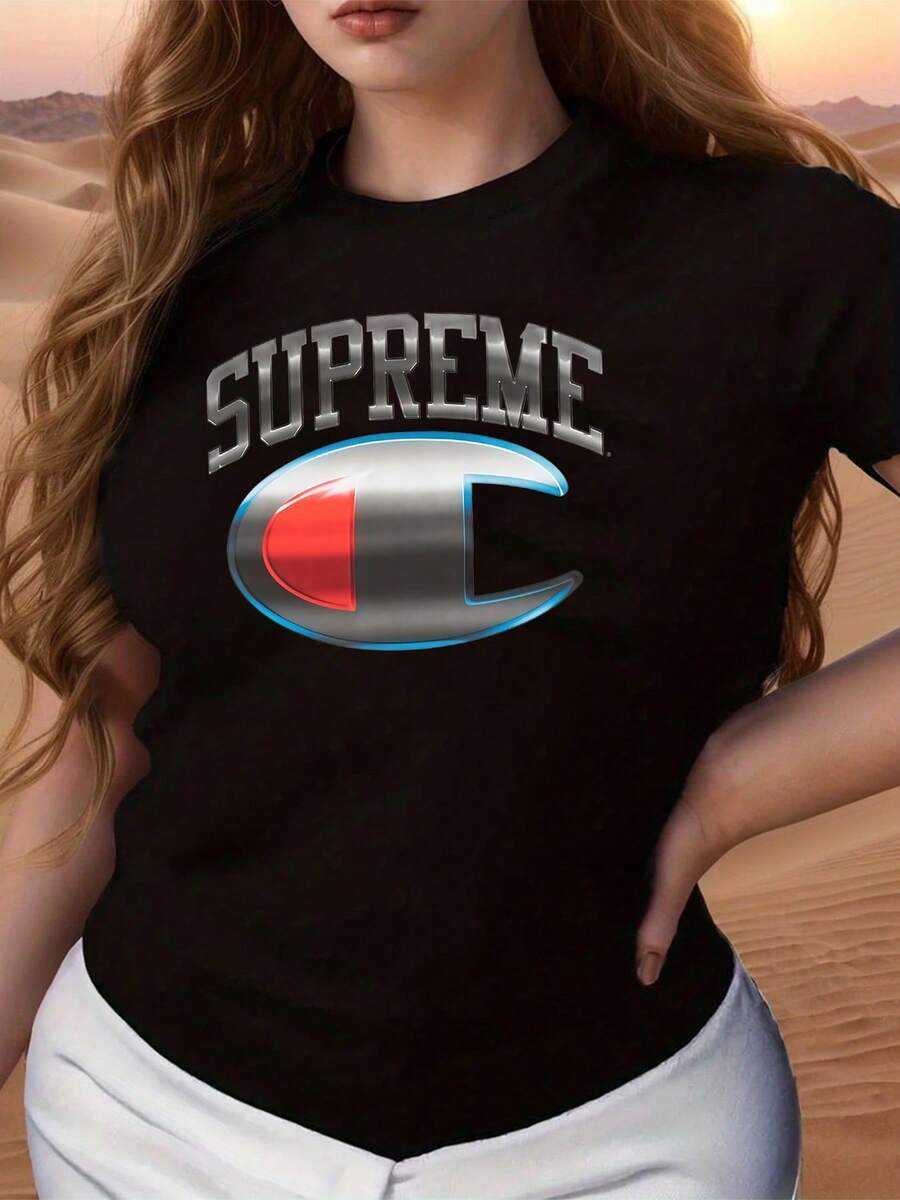 Champion's Iconic Logo Merges With Streetwear Branding, Creating A Bold Statement Of Urban Style And Athletic Performance. The Large, Bold " Symbol Of Excellence And Quality, Is Encased In A Shimmering Silver Outline With Blue And Red Flashes, Evoking Energy And Dynamism. The Wordmark In Curved Metallic Lettering Adds A Touch Of Luxury And Exclusivity, Representing The Pinnacle Of High-End Fashion. This T-Shirt Embodies The Fusion Of Athletic Heritage And Cutting-Edge Streetwear. A Comfortable And Durable Women's T-Shirt, Perfect For Everyday Wear Or For Making A Statement On Any Occasion. - 黑色 - 查看 1