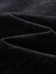 Kaos lengan pendek motif kepingan salju ini dirancang untuk anak perempuan, dihiasi dengan pola cetak huruf merah mawar yang unik, dipadukan dengan desain leher bulat yang lembut; ini adalah atasan kasual berwarna hitam. - Hitam - View 5
