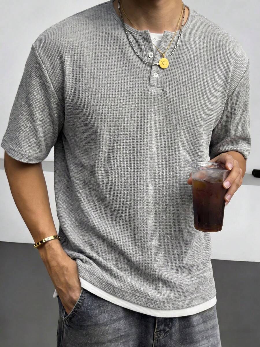 1件男士黑色圓領2合1短袖T恤,亨利領,華夫格面料耐用,可機洗/乾洗,復古休閒極簡舒適短袖T恤,適合日常聚會與外出 - 灰色 - 查看 1