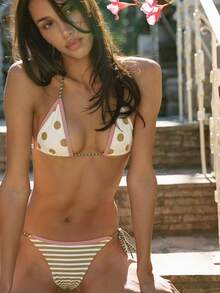 2026 女款兩件式比基尼套裝，豹紋配深紅色滾邊，三角杯上衣與側綁帶泳褲，性感夏季海灘度假穿搭 - 彩色 - 查看 8