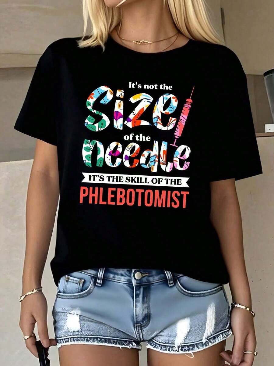 CottonWo T-Shirt With A Colorful Design Of A Phlebotomist With A Needle And The Text: "It's Not The Size Of The Needle, But The Skill Of The Phlebotomist." This Comfortable, Soft Cotton Crew Neck T-Shirt Is Perfect For Everyday Casual Wear. A Stylish Gift For Nurses And Medical Professionals. A Must-Have. - 黑色 - 查看 1
