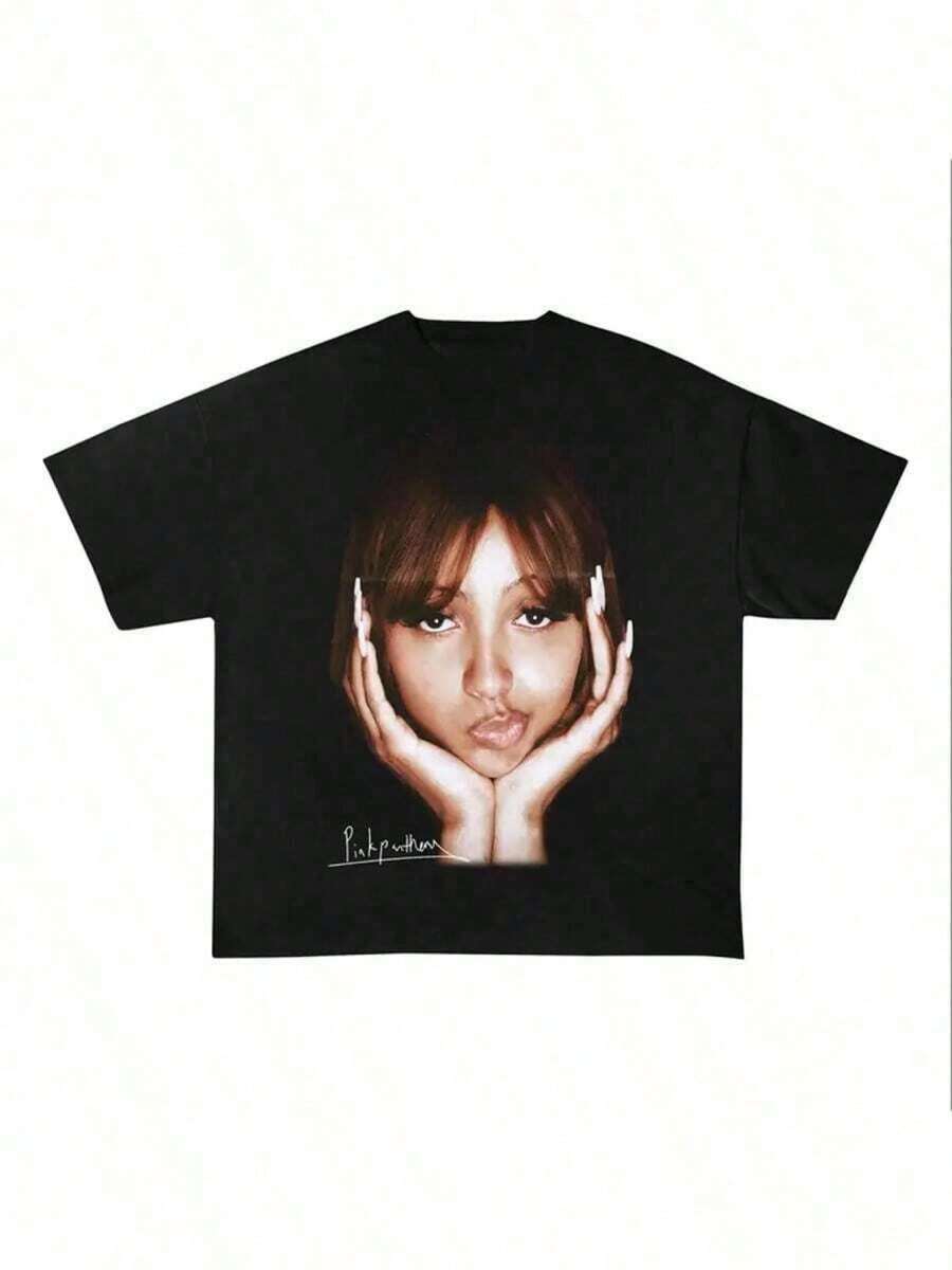 Nouveautés été 2026 : T-shirt d'été à manches courtes avec impression de portrait personnalisée, adapté aux hommes et aux femmes. Le design de portrait tendance respire la personnalité et le style. La coupe ample est confortable, polyvalente et lavable en machine. C'est un cadeau romantique. - Noir - Voir 1