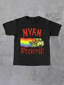 Una T-shirt retrò Y2K con un design NYAN Apocalypse Rainbow, realizzata in morbido tessuto a maglia. Questa maglietta unisex nera a maniche corte è perfetta per un look casual e per eventi a tema. - nero - Visualizzare 6