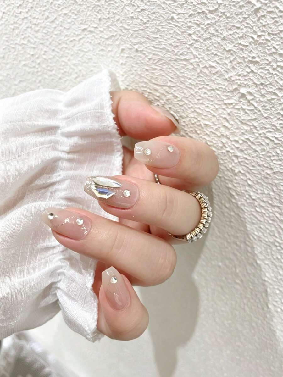 24片自然裸色闪粉美甲贴片 - 中号棺材形，饰有闪亮水钻，适合日常和派对使用，包含1片果冻胶和1个指甲锉。