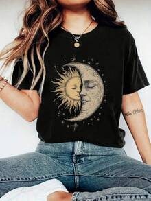 Women's Short-Sleeved T-Shirt With A Sun And Moon Face Print. It Features A Retro Distressed Design On A Background, Combining The Faces Of The Sun God And Moon Goddess With Starry Elements. High-Definition Heat Transfer Printing Ensures Crisp Lines And Long-Lasting Colors. A Loose-Fitting, Bohemian-Style Garment That Flatters The Figure, Perfect For Summer. - 黑色 - 查看 3