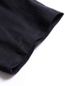 seta de manga corta para hombre, estilo gótico, con estampado de rosas negras, dobladillo con flecos desgastados, estampado de letras y texto estilo streetwear, corte holgado y transpirable. - Negro - Ver 5