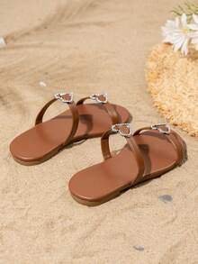 Sandalias de niña con doble correa con diamante de imitación en forma de corazón, chanclas planas de dedo abierto para niños, versátiles para la playa, vacaciones y uso diario - Marrón - Ver 6