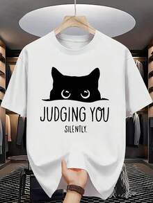 Una camiseta de manga corta con un diseño minimalista que muestra un gato y la frase 'TE JUJO EN SILENCIO'.Es una expresión divertida, perfecta para salidas informales y momentos de juego con amigos, ideal para amantes de los gatos. - Blanco - Ver 1