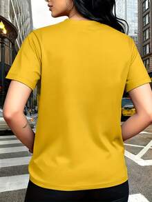 The Letter Prints With Visual Expressions Of Self-Motivation, Such As "Positive Mind," "Positive Life," And "Positive Vibes," Are Modern And Fashionable. This Simple And Versatile Women's Short-Sleeved T-Shirt With A Round Neck Is Suitable For Leisure, Travel, Vacations, And Other Activities. 2CBJ - 黃色 - 查看 3