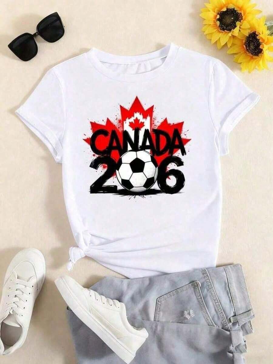 Oversized, Short Sleeve. Symbol Of Football Passion With A Red Maple Leaf And Ball Celebrating Canada's Energy On The Road To The 2026 World Cup. Comfortable And Stylish Women's T-Shirt Perfect For Tournament Fans. 100% Cotton - 白色 - 查看 1