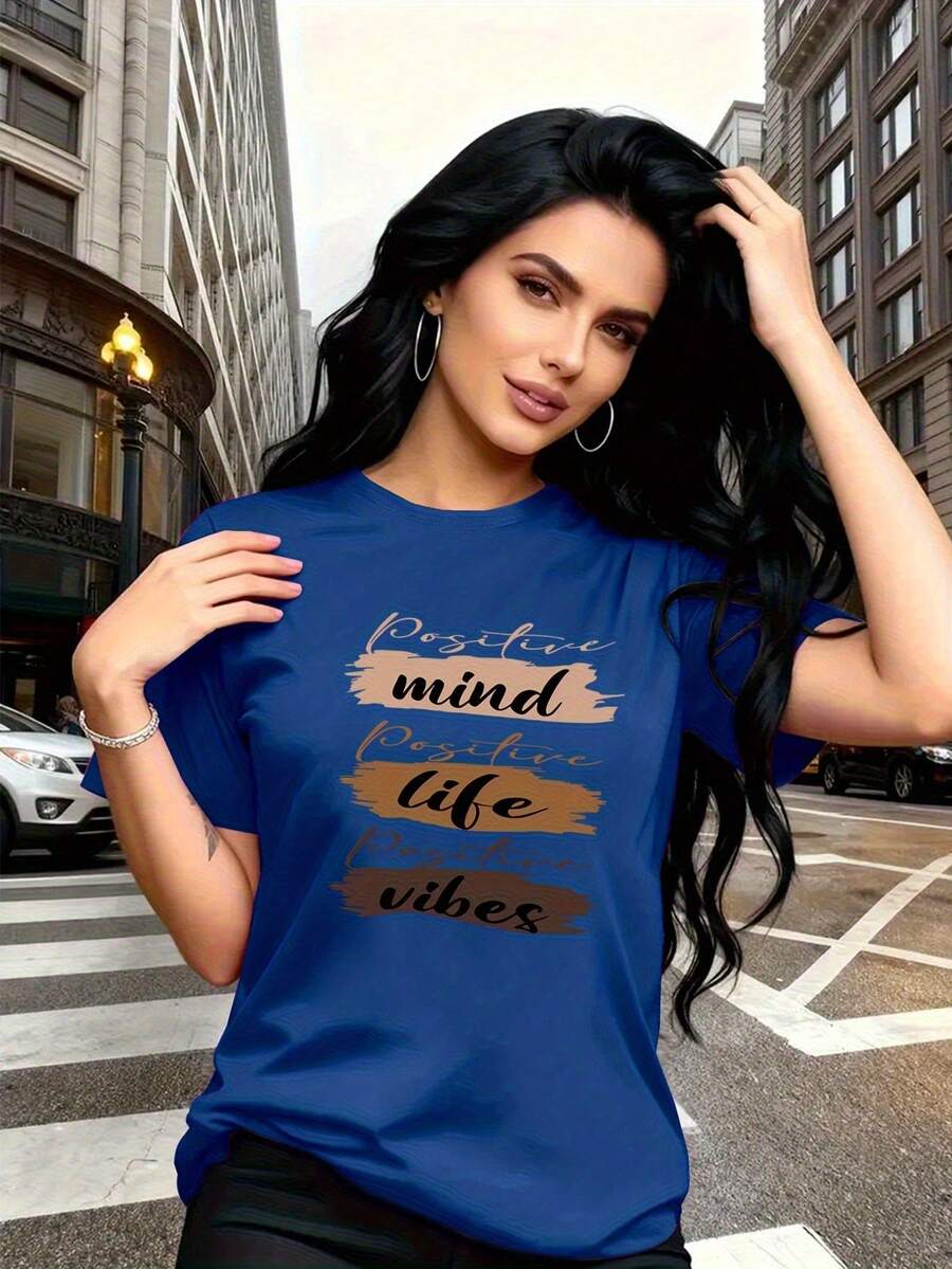 The Letter Prints With Visual Expressions Of Self-Motivation, Such As "Positive Mind," "Positive Life," And "Positive Vibes," Are Modern And Fashionable. This Simple And Versatile Women's Short-Sleeved T-Shirt With A Round Neck Is Suitable For Leisure, Travel, Vacations, And Other Activities. 2CBJ - 藍色 - 查看 1