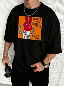Conejo rojo con ojos saltones y expresión sorprendida junto a la frase Nunca Había Visto Tanta Caca Junta camiseta de hombre para fans del programa 31 Minutos confeccionada en 100% algodón suave y transpirable. - Negro - Ver 1