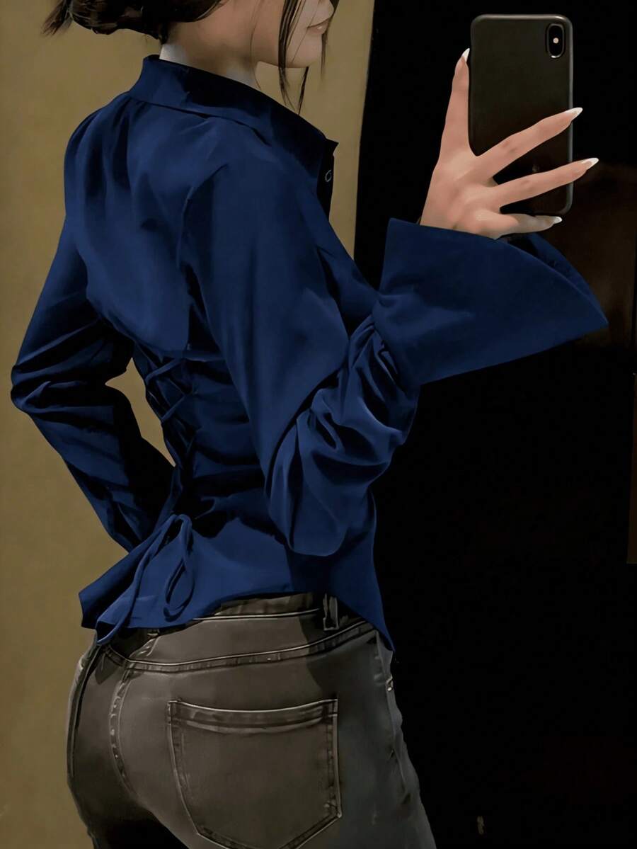 Camisa de mujer de unicolor elegante con detalles únicos de lazo en la espalda y botones en la parte delantera - Manga larga, adecuada para todas las estaciones - Azul - Ver 1