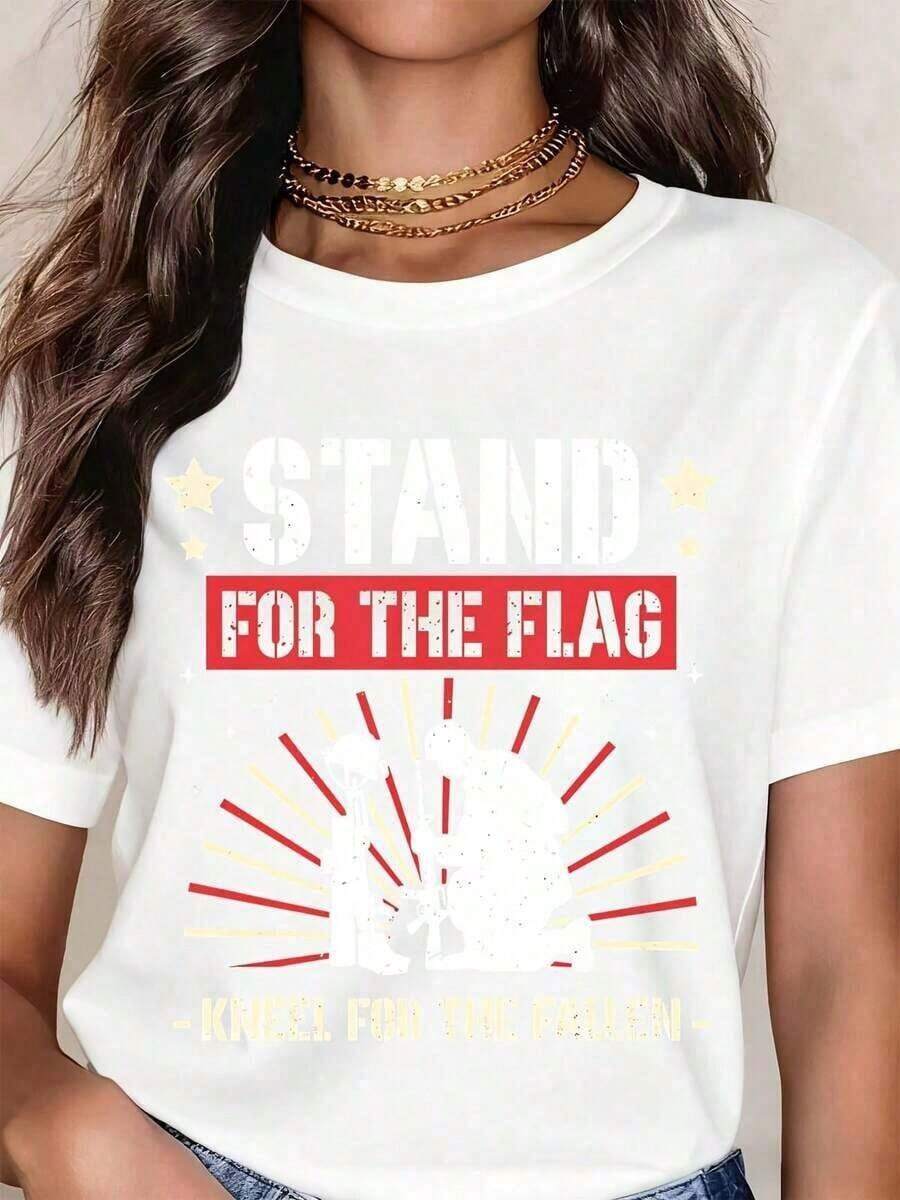 Short-Sleeve Black T-Shirt With A Tribute Design Of Standing, Kneeling, And Fallen Soldiers, For Memorial Day And Veterans Day Events. 100% Cotton. - 白色的 - 查看 1