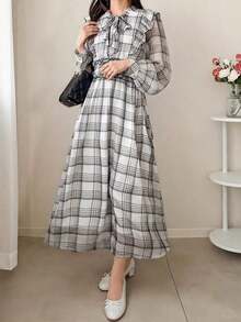 Vestido casual largo de verano para mujer con cintura ceñida, volantes y vuelo en estampado de cuadros - Blanco y Negro 2 - Ver 2