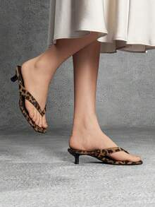 Athlefit Women's Kitten Heels Flip Flops Square Toe Low Heels Slip On Comfortable Summer Thong Heeled Sandals  The Wide Straps Of These Flip-Flop Heels Fit The Foot Shape Better, And The V-Shaped Instep Flatters The Leg Shape, Creating A Modern And Attractive Silhouette For Every Look - Beo - Xem 1