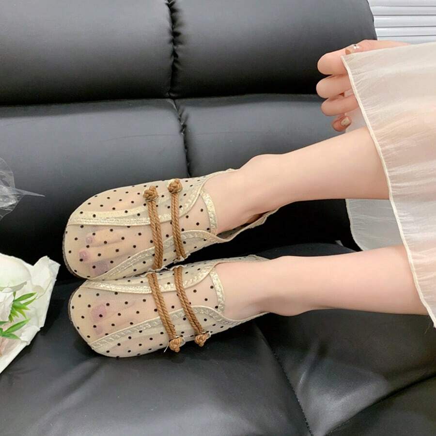 Giày bệt nữ chấm bi lưới kiểu Trung Quốc mới, mũi tròn, cài khóa, thoáng khí, giày casual, kiểu dáng nhẹ nhàng phù hợp mang hàng ngày. - Màu be - Xem 1