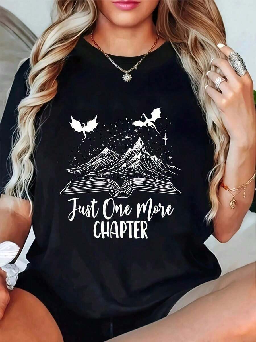 Plus Size - Women's Plus Size Black T-Shirt With Mountain And Book Graphic Print - "Just One More Chapter" Design, Casual Crew Neck, Short Sleeve, Stretch Fabric, Perfect For Spring And Summer, Casual T-Shirt | Mountain Book Print | Stretch Fabric T-Shirt - 黑色 - 查看 1